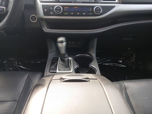 Used 2017 Toyota Highlander XLE image 11