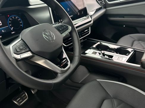 Used 2025 Volkswagen Atlas Peak Edition SE image 12