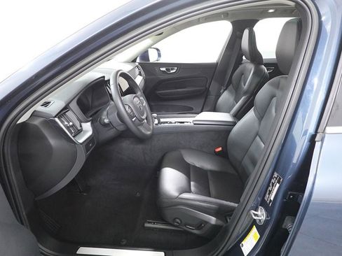 Used 2023 Volvo XC60 B5 Core image 9