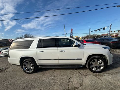 Used 2017 Cadillac Escalade ESV Luxury AWD/4WD image 7