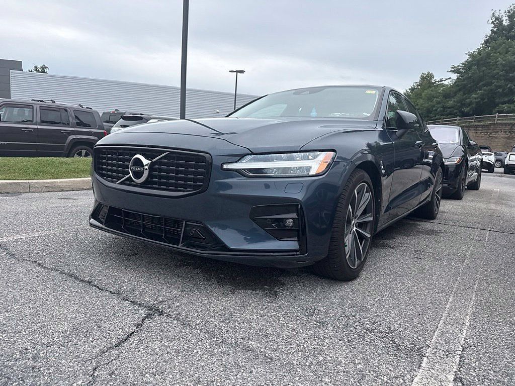 Used 2022 Volvo S60 B5 Momentum w/ Premium Package FWD image 3