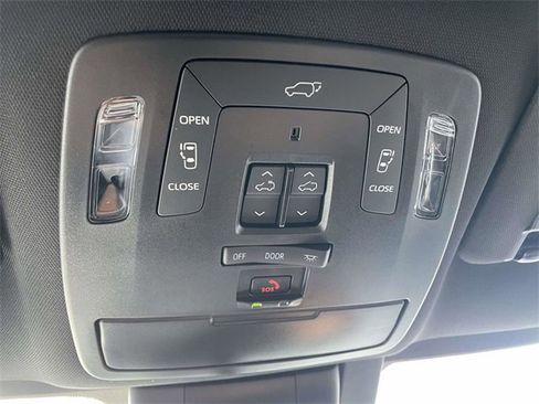 Used 2025 Toyota Sienna Platinum image 33