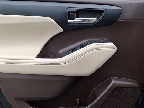 Used 2022 Toyota Highlander XLE image 13