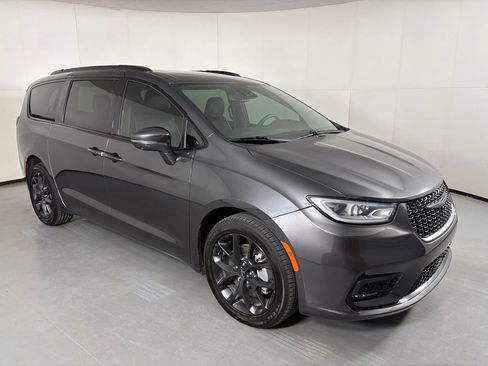 Used 2022 Chrysler Pacifica Limited w/ Uconnect Theater Family Group AWD/4WD image 2