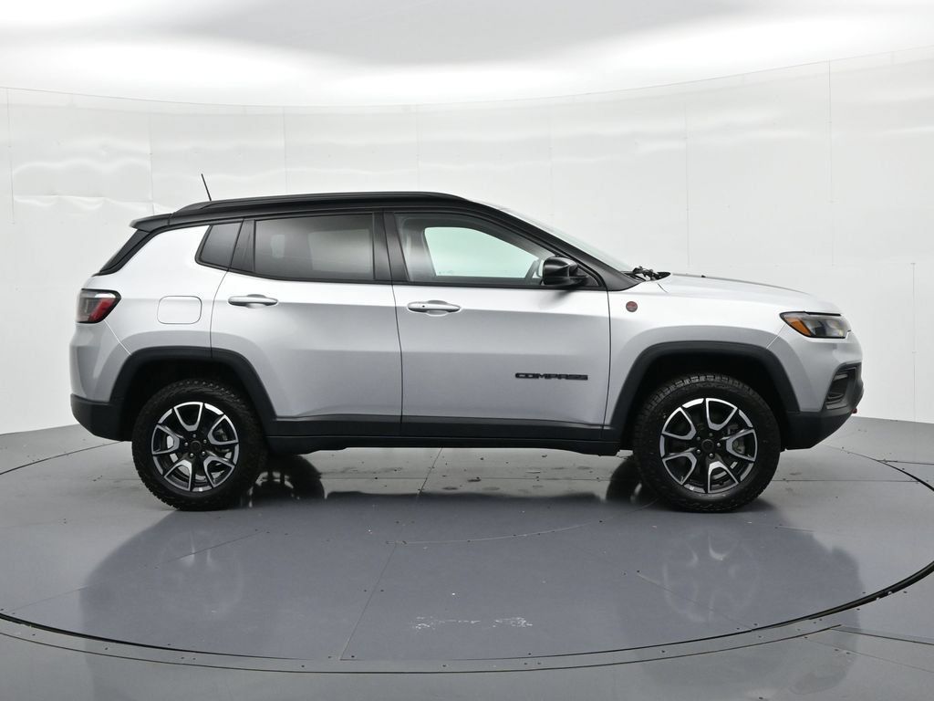 Used 2025 Jeep Compass Trailhawk AWD/4WD image 4