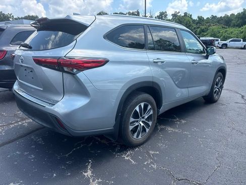 Used 2023 Toyota Highlander XLE AWD/4WD image 4