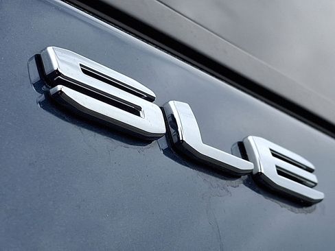 Used 2024 GMC Terrain SLE FWD image 23