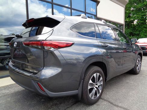 Used 2022 Toyota Highlander XLE AWD/4WD image 5