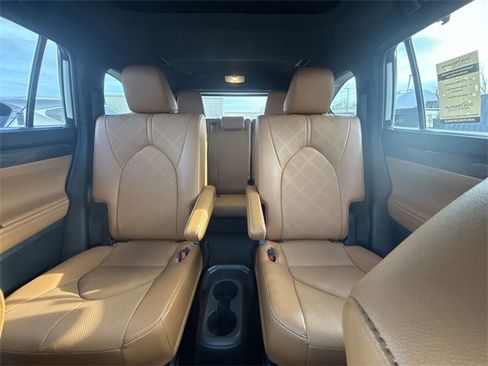 Used 2023 Toyota Highlander Platinum image 22
