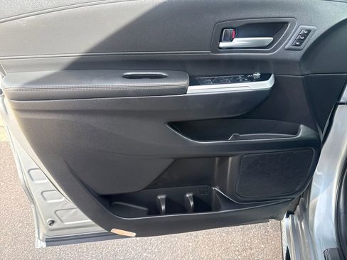 Used 2025 Toyota Sienna Limited image 10