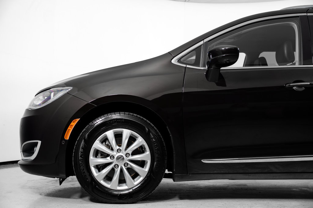 Used 2018 Chrysler Pacifica Touring-L w/ Advanced Safetytec Group FWD image 14