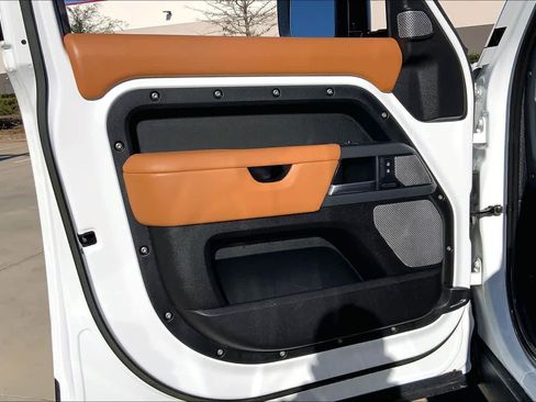 Used 2023 Land Rover Defender 130 X-Dynamic SE image 22