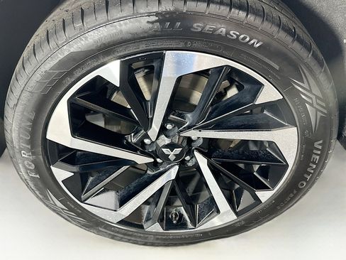 Used 2024 Mitsubishi Outlander SE image 11