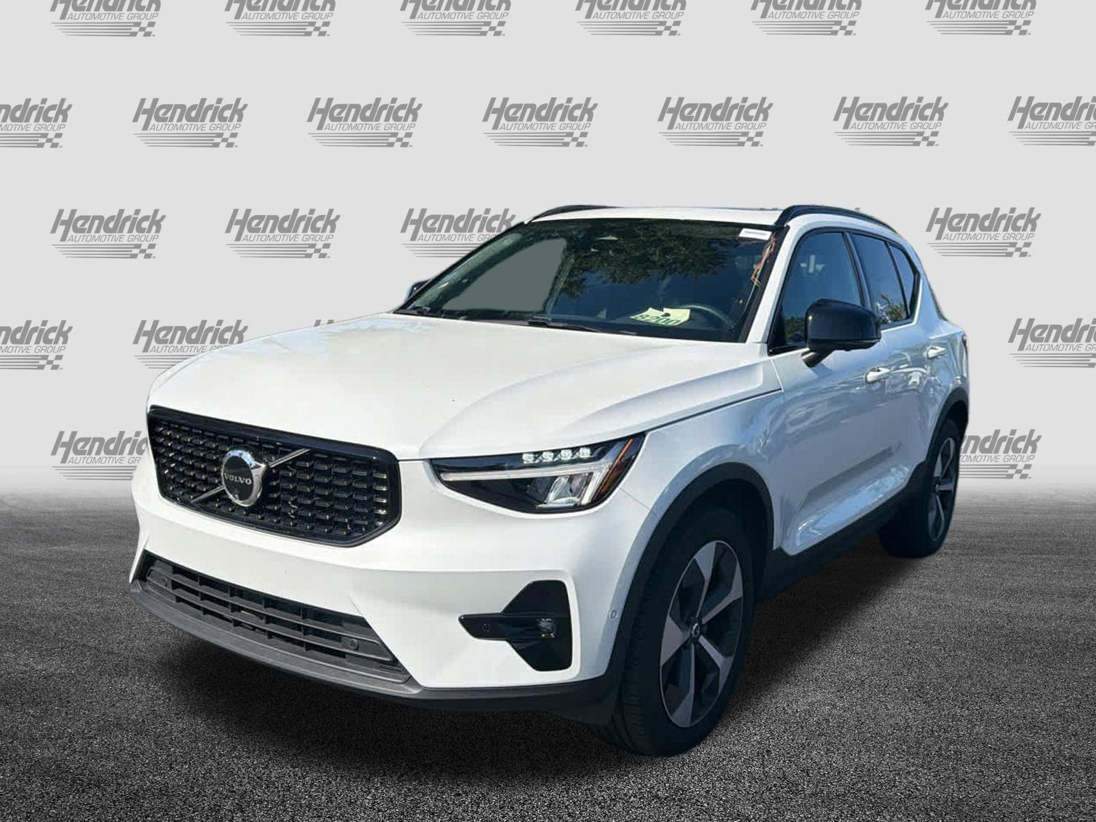 Certified 2025 Volvo XC40 B5 Plus AWD/4WD image 7