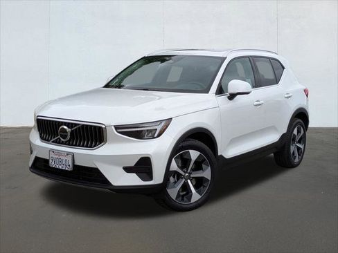 Used 2025 Volvo XC40 B5 Core w/ Protection Package Premier image 1