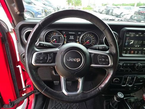 Used 2019 Jeep Wrangler Unlimited Sahara w/ Dual Top Group AWD/4WD image 16