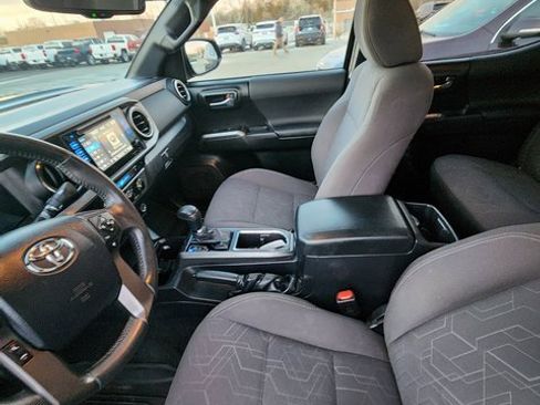 Used 2017 Toyota Tacoma TRD Off-Road image 5