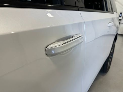 Used 2022 Cadillac Escalade ESV Sport Platinum w/ Heavy-Duty Trailer Package AWD/4WD image 9