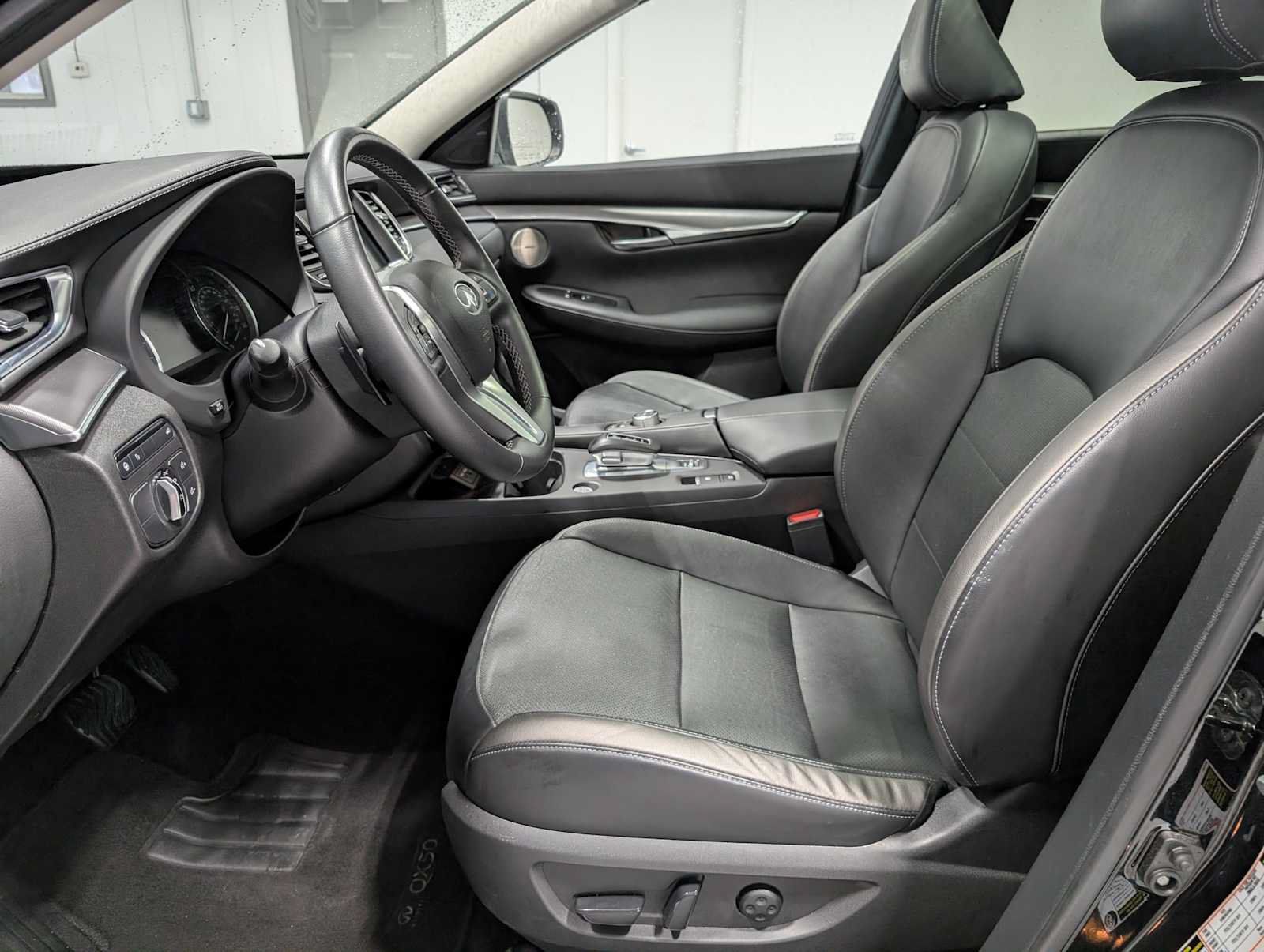 Used 2023 INFINITI QX50 Luxe AWD/4WD image 4