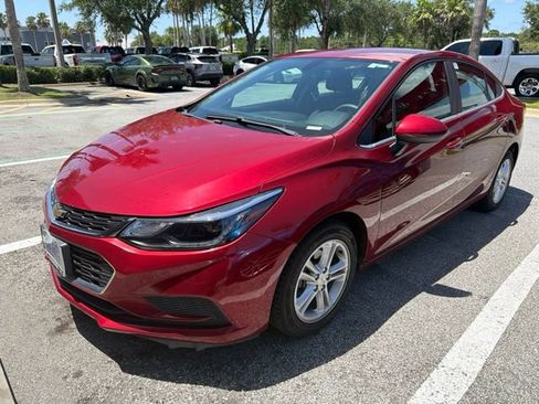 Used 2018 Chevrolet Cruze LT w/ LT Convenience Package FWD image 3