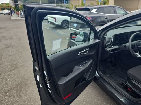 Used 2025 Kia Sportage LX FWD image 10