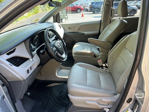 Used 2020 Toyota Sienna L FWD image 9