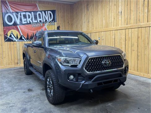 Used 2018 Toyota Tacoma TRD Off-Road AWD/4WD image 1