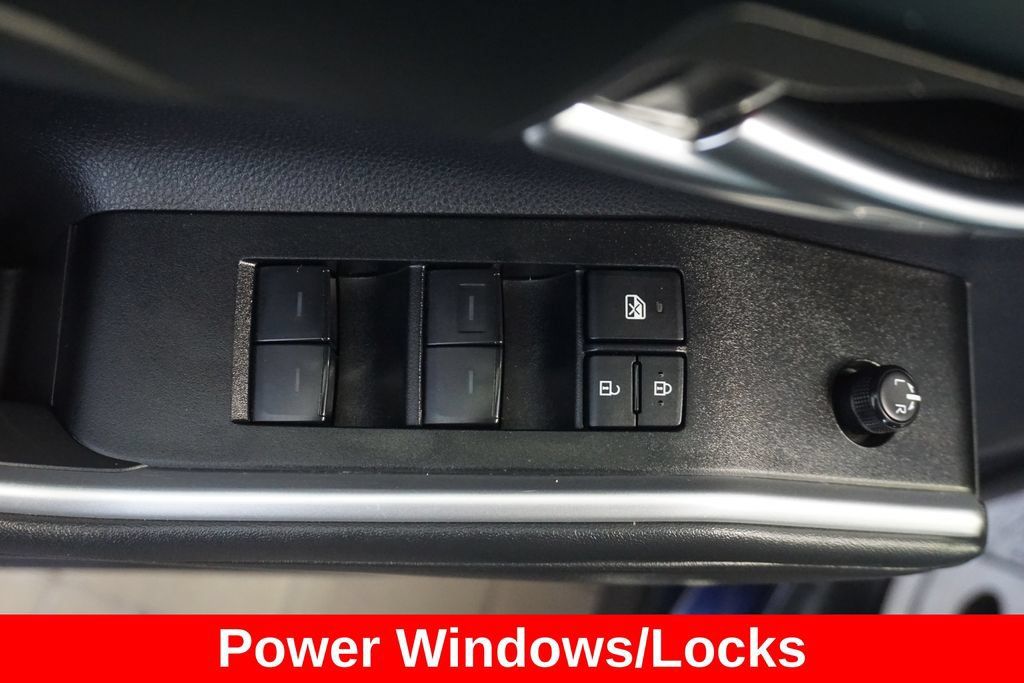 Certified 2025 Toyota Highlander XLE FWD image 6