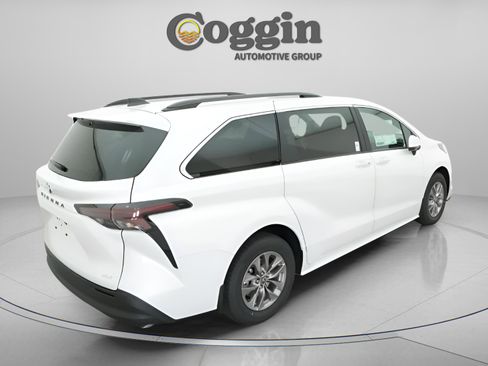 New 2026 Toyota Sienna XLE image 18