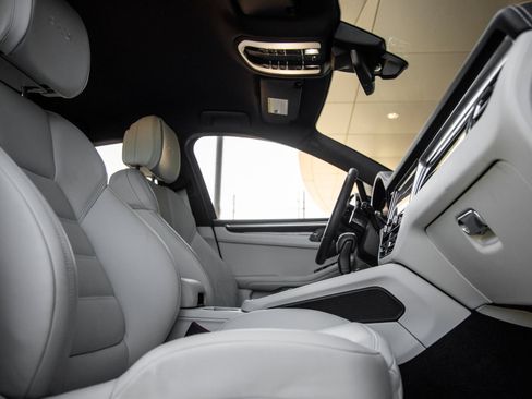 Certified 2025 Porsche Macan GTS AWD/4WD image 43