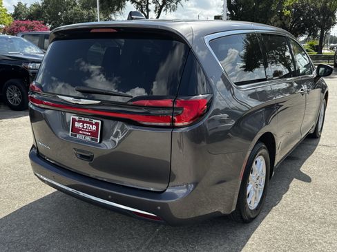 Used 2023 Chrysler Pacifica Touring-L FWD image 6