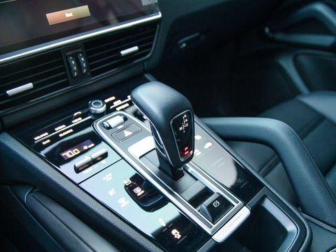 Certified 2023 Porsche Cayenne Platinum Edition AWD/4WD image 17