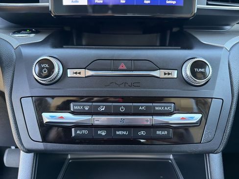 Used 2020 Ford Explorer XLT w/ Equipment Group 202A image 27