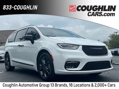 Used 2024 Chrysler Pacifica Touring-L w/ Road Tripper Package