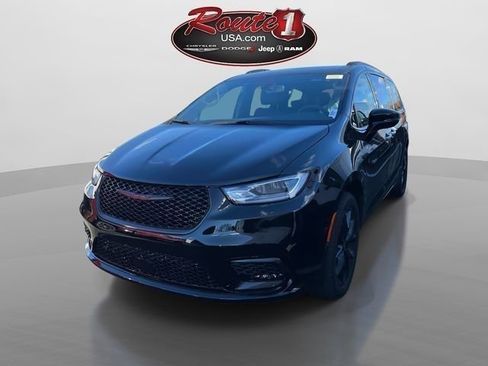 New 2026 Chrysler Pacifica Select w/ S Appearance Package image 5