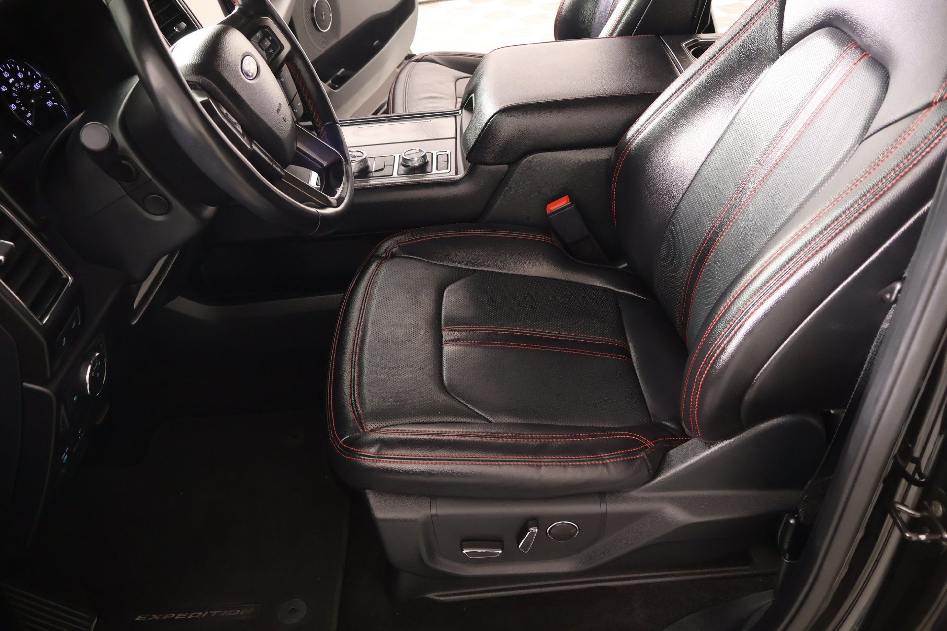 Used 2021 Ford Expedition Limited AWD/4WD image 12