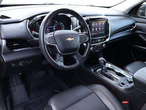 Used 2021 Chevrolet Traverse LT image 3