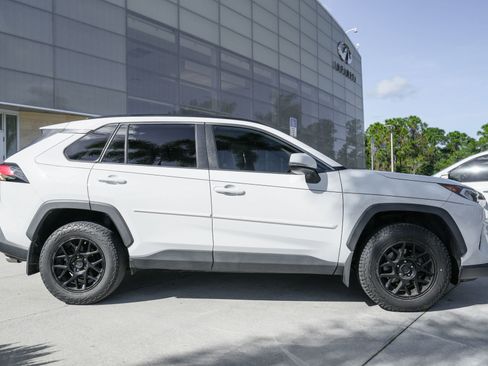 Used 2020 Toyota RAV4 XLE image 10