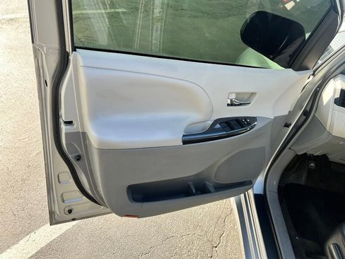 Used 2013 Toyota Sienna SE w/ Premium Pkg w/Entune image 17