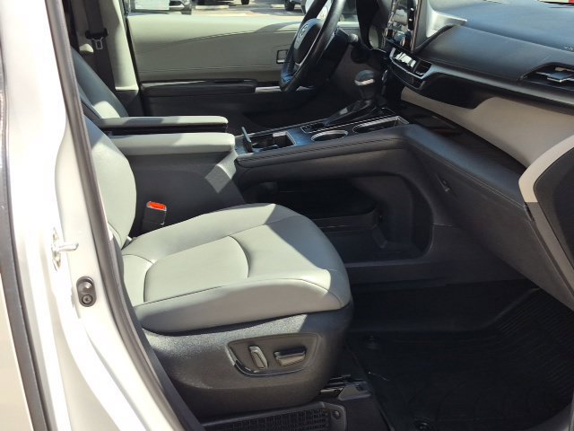 Used 2022 Toyota Sienna XLE w/ XLE Plus Package FWD image 24