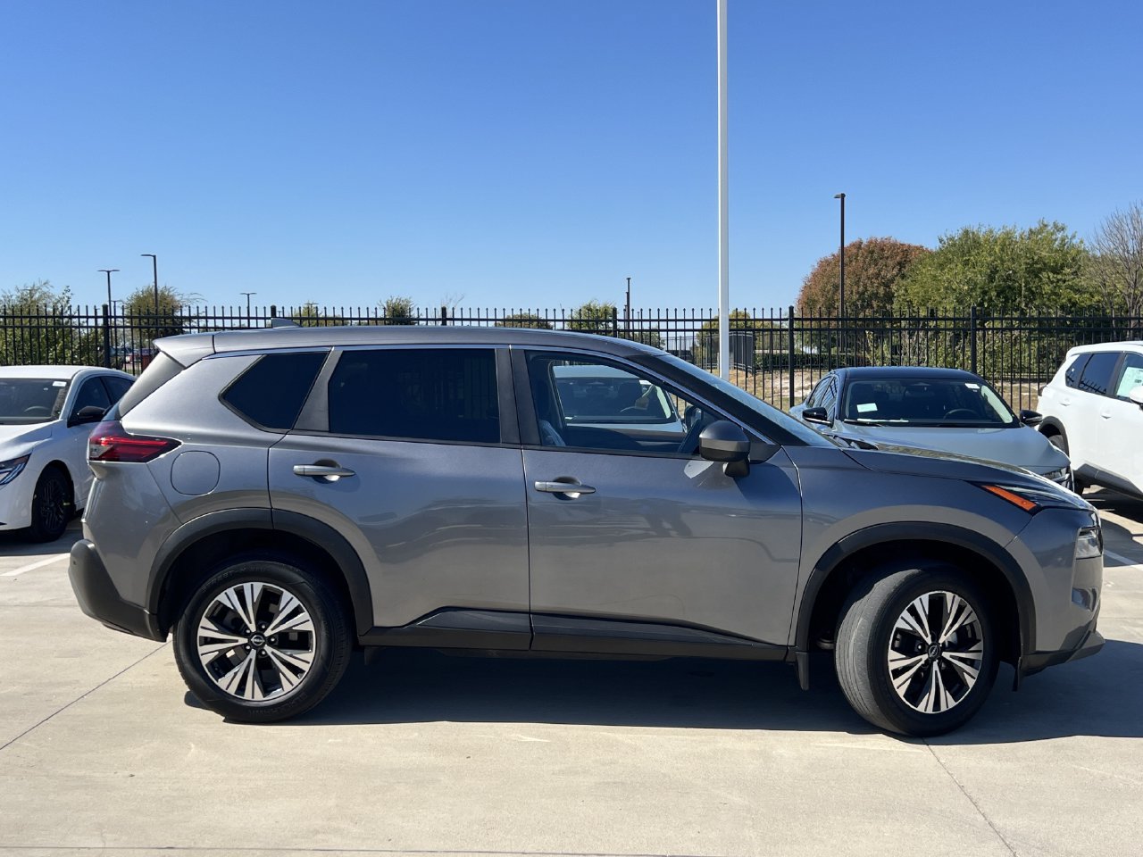 Used 2023 Nissan Rogue SV AWD/4WD image 3