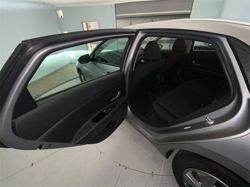 Used 2025 Hyundai Elantra SE w/ Cargo Package image 21