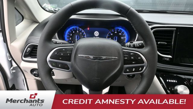 Used 2023 Chrysler Pacifica Touring-L AWD/4WD image 19