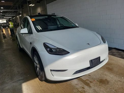 Used 2023 Tesla Model Y Long Range AWD/4WD image 3