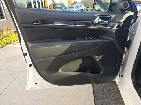 Certified 2020 Jeep Grand Cherokee Overland AWD/4WD image 11