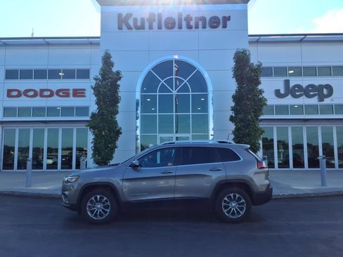 Used 2020 Jeep Cherokee Latitude Plus w/ Cold Weather Group AWD/4WD image 1