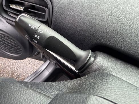 Used 2019 Toyota Prius L Eco w/ Carpet Mat Package image 28