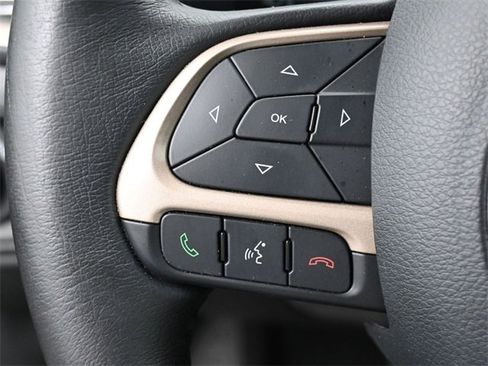 Used 2017 Jeep Renegade Latitude w/ Popular Equipment Group image 17