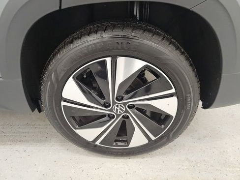 Used 2025 Volkswagen Taos SE image 10