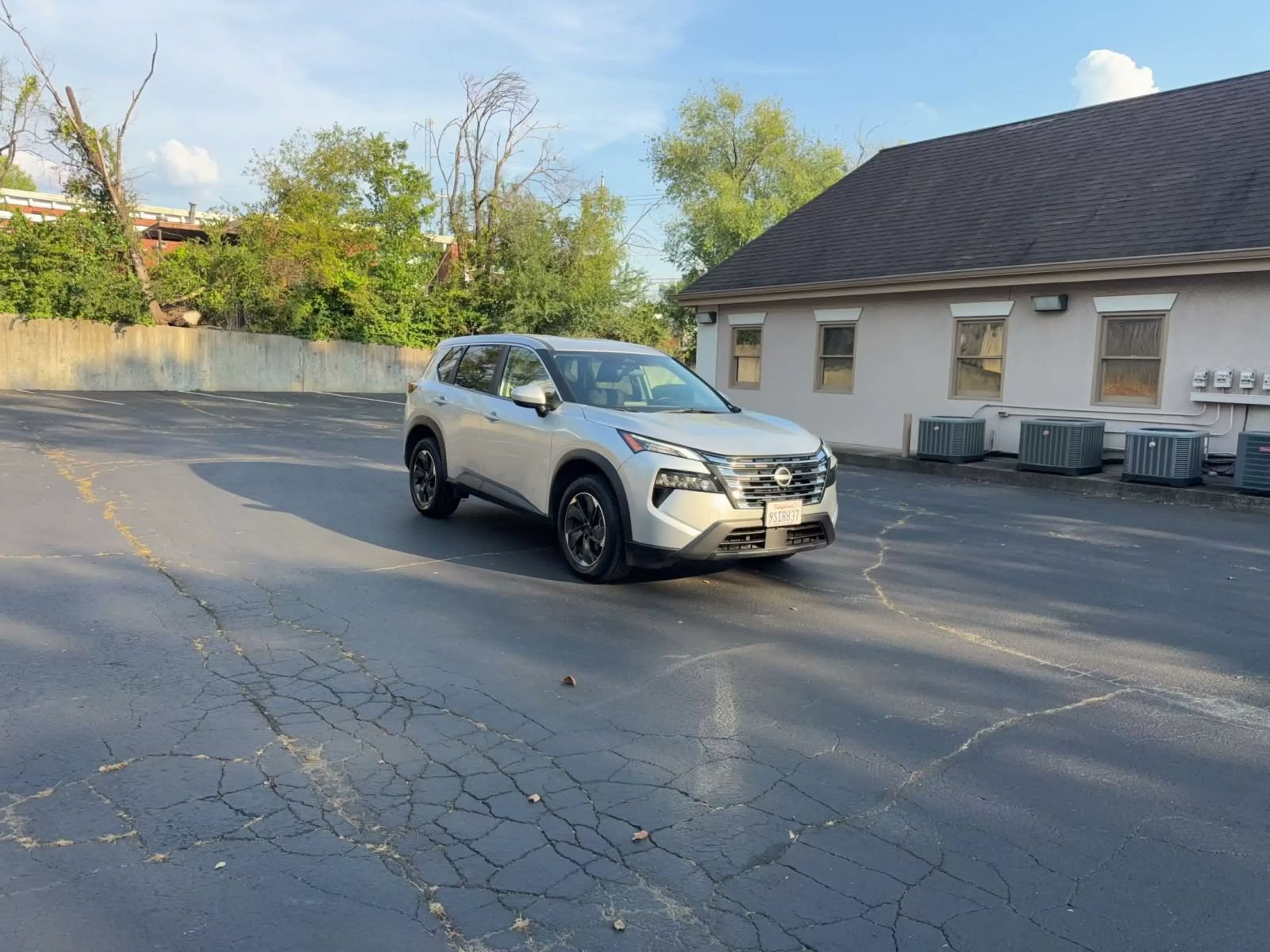 Used 2025 Nissan Rogue SV AWD/4WD image 3
